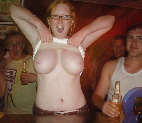 Пьяные девки показывают голые сиськи на публике 1 фото