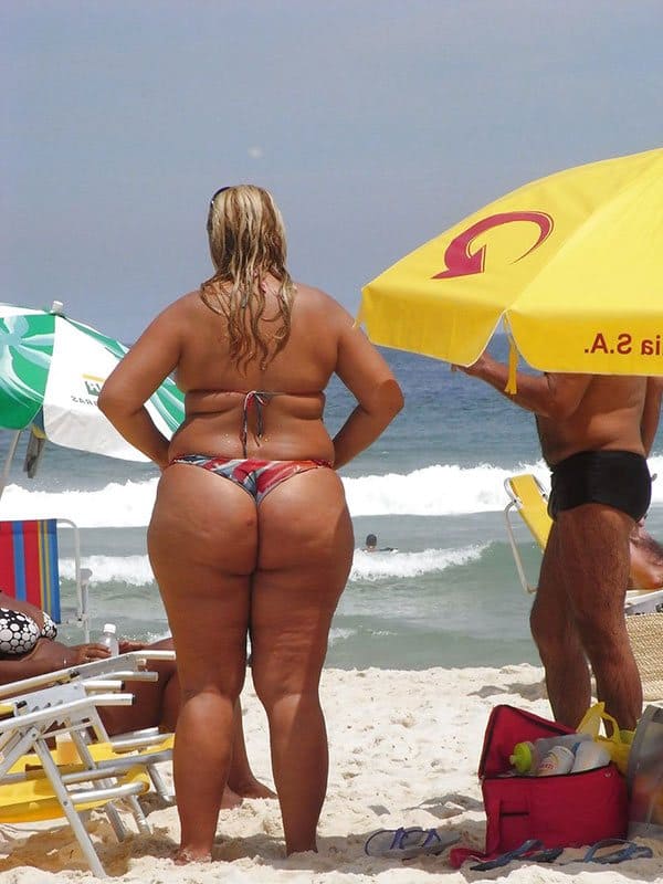 Толстые девушки на пляже одетые в бикини не по размеру 2 фото