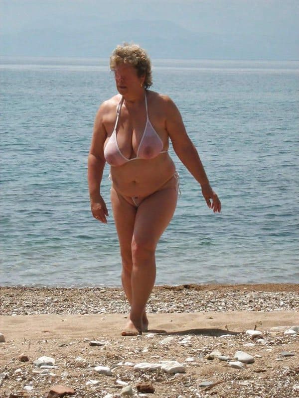 Толстые девушки на пляже одетые в бикини не по размеру 27 фото