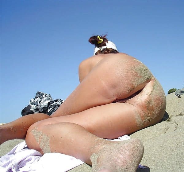 Голая нудистка писает на пляже 4 фото