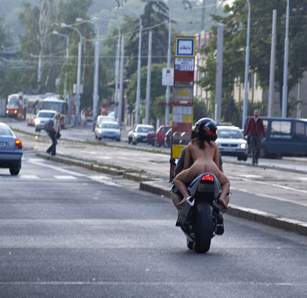 Голая девушка на спортивном мотоцикле прокатилась по центру города 37 фото