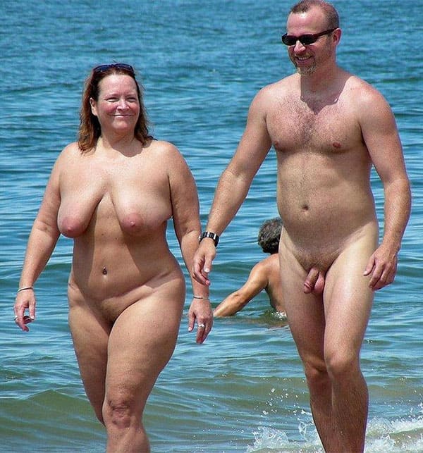 Голые женщины на нудистском пляже 28 фото