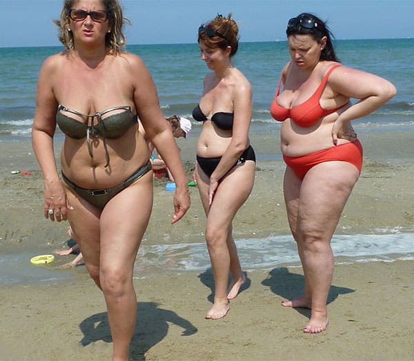 Зрелые женщины в купальниках на пляже 13 фото