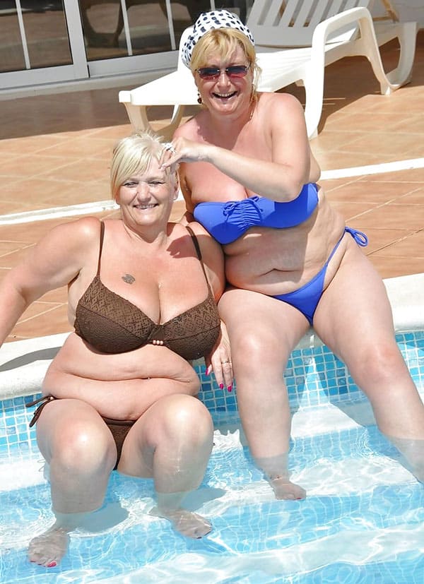 Зрелые женщины в купальниках на пляже 4 фото