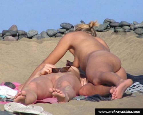 Подружки лесбиянки загорают на пляже 5 фото