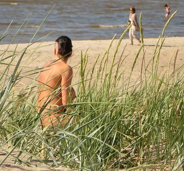 Подглядывание на пляже за сисястой нудисткой с тату 6 фото
