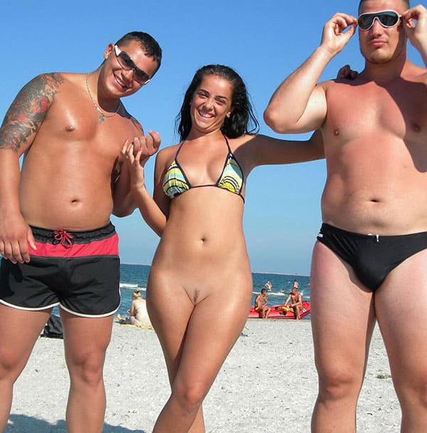 Пляжная девушка фотографируется с двумя парнями в лифчике и без трусов