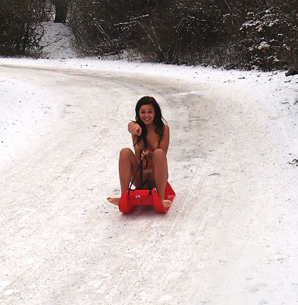 Голая девушка катается на санках зимой 19 фото