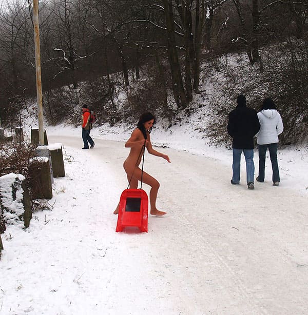 Голая девушка катается на санках зимой 22 фото