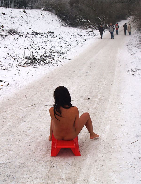 Голая девушка катается на санках зимой 3 фото