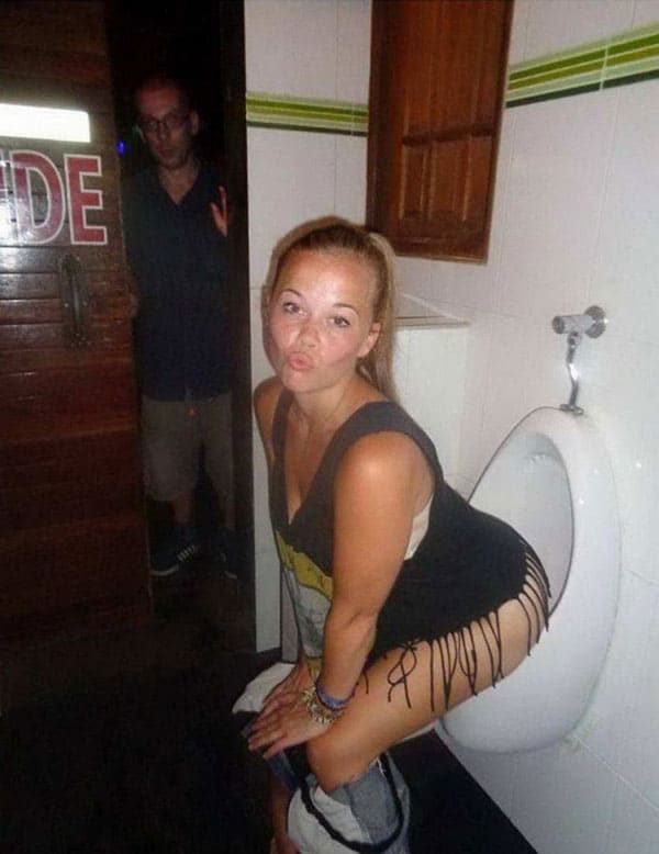 Пьяные девушки писают в мужском туалете 28 фото