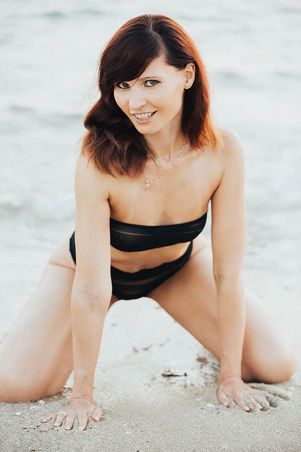 Девушка на пляже в прозрачном купальнике 38 фото