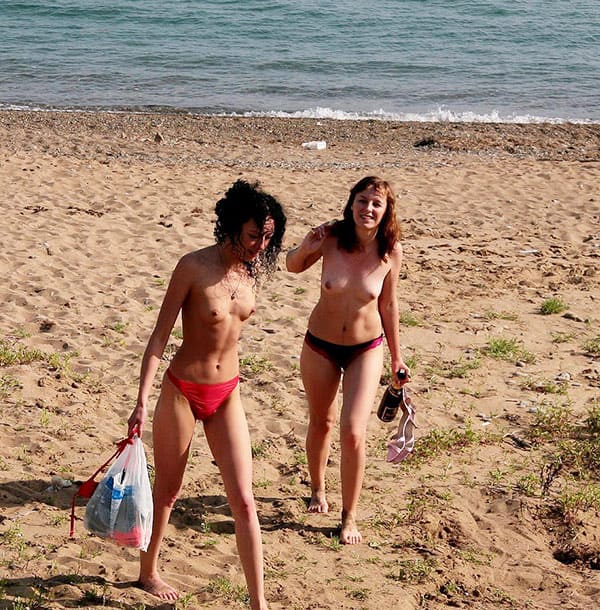 Пьяные нудистки с волосатыми письками на пляже Коктебеля 82 фото
