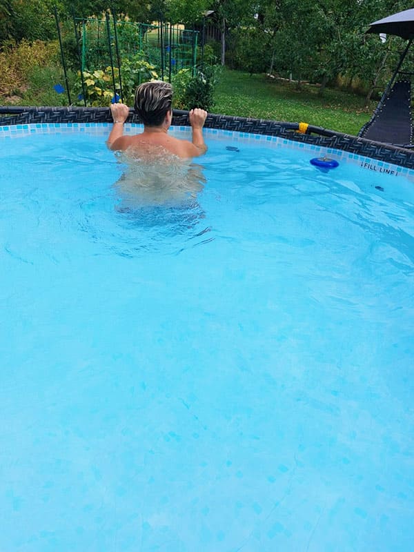 Голая жена плавает в бассейне на даче 17 фото