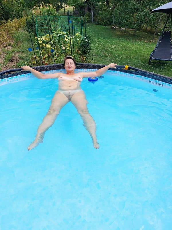 Голая жена плавает в бассейне на даче 3 фото