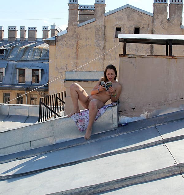 Голая девушка на крыше дома в Питере 28 фото