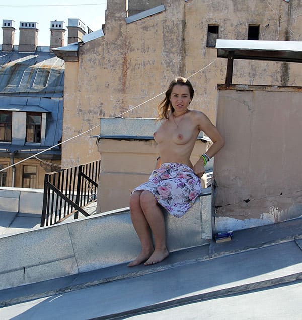 Голая девушка на крыше дома в Питере 9 фото