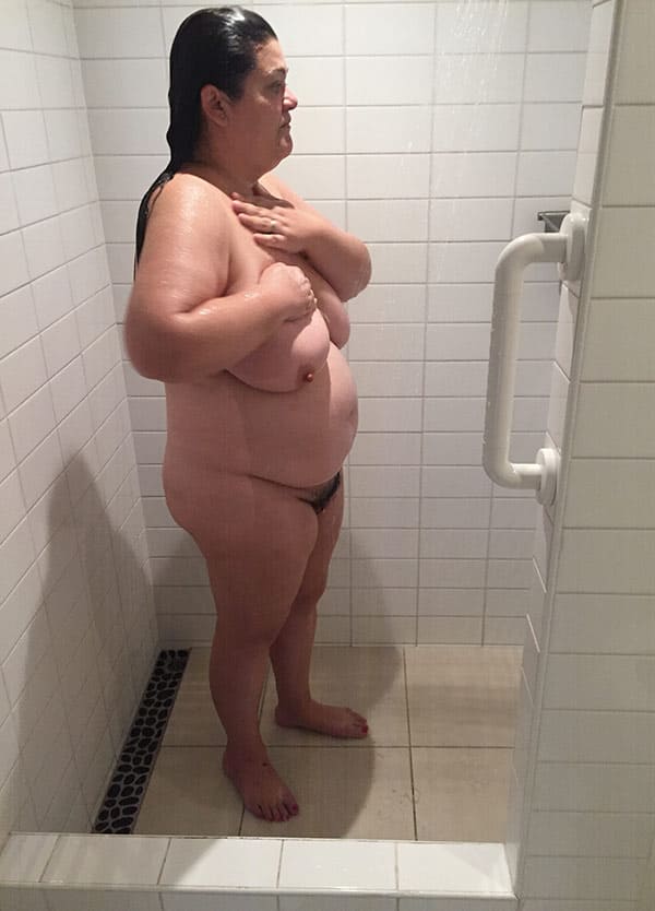 Толстая женщина с мохнаткой моет в душе огромные сиськи 1 фото