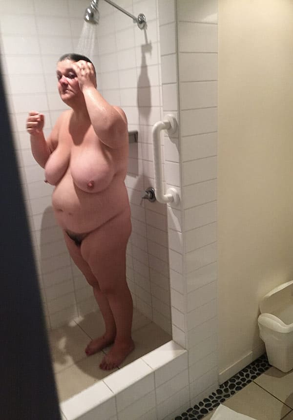 Толстая женщина с мохнаткой моет в душе огромные сиськи 24 фото