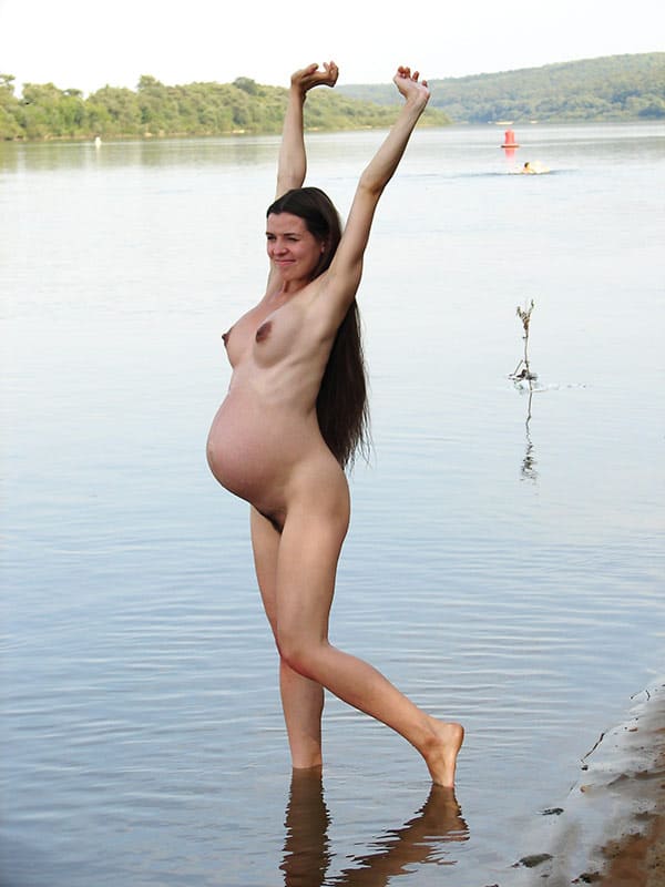 Русская беременная нудистка купается на речке 91 фото