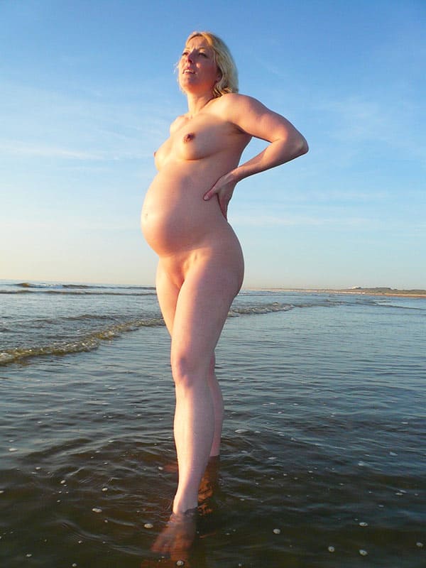 Беременная нудистка купается в море 2 фото