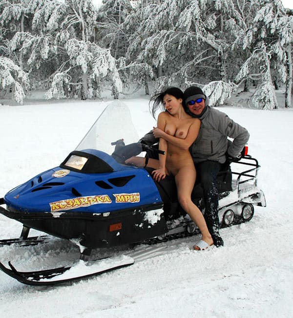 Голая украинка катается на снегоходе 65 фото