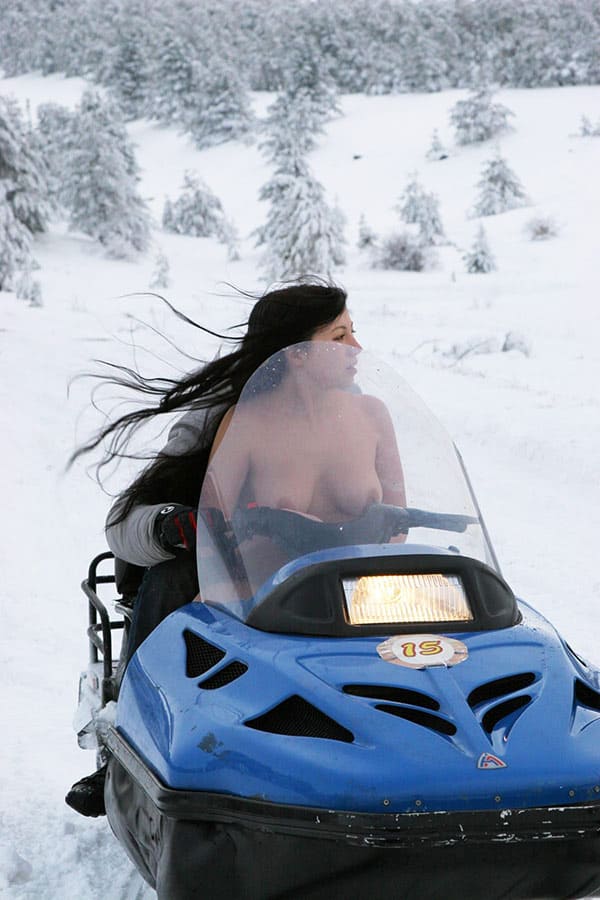 Голая украинка катается на снегоходе 81 фото