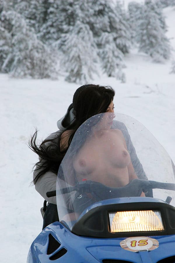 Голая украинка катается на снегоходе 82 фото