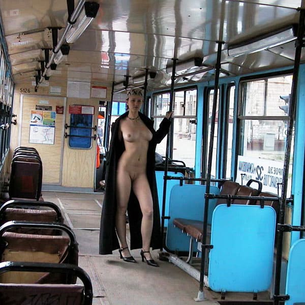 Голая девушка едет в трамвае с пассажирами 37 фото