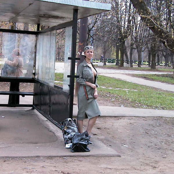 Голая девушка едет в трамвае с пассажирами 5 фото