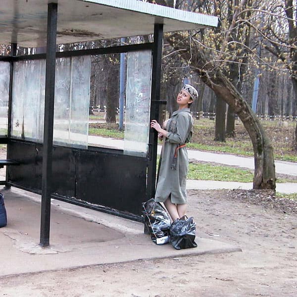Голая девушка едет в трамвае с пассажирами 7 фото