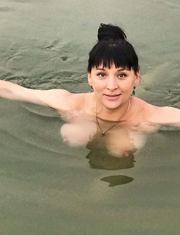 Сисястая любовница купается на речке 4 фото