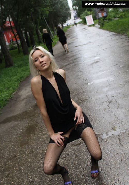 Веселая блондинка на улице показывает пизду и сиськи 8 фото
