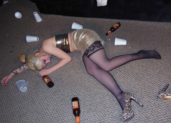 Новогодние фото пьяных русских девушек 4 фото