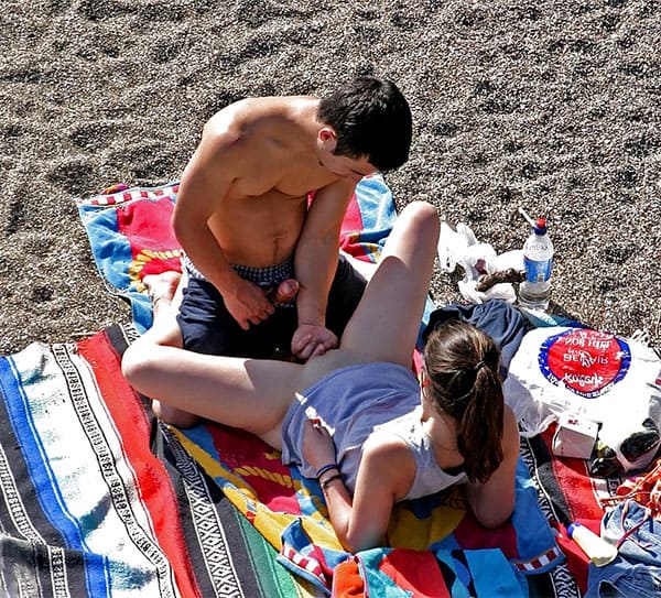 Подсмотренный секс на пляже подборка 13 фото