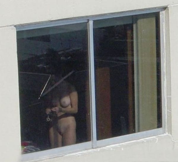 Подсмотренное за женщинами в окна дома напротив 28 фото