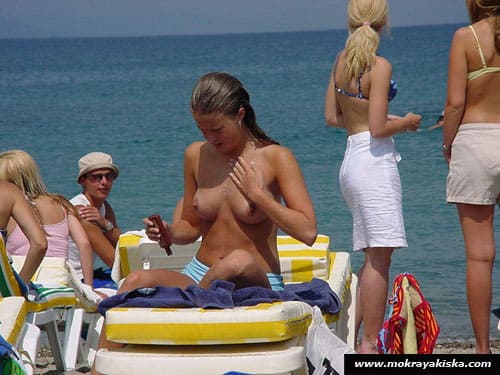 Пляжные девушки загорают голыми 1 фото