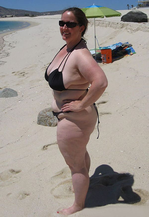 Большие девушки размера XXL в бикини на пляже 24 фото