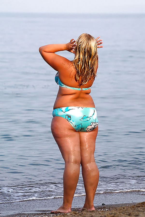 Большие девушки размера XXL в бикини на пляже 26 фото