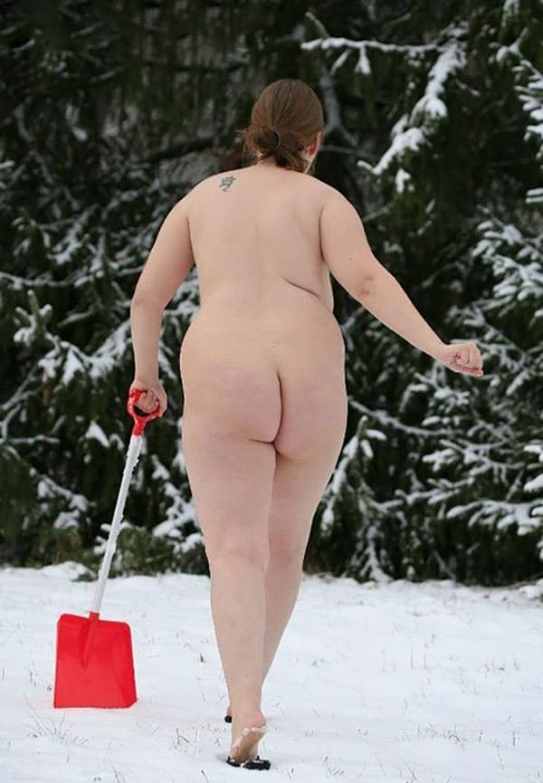 Голые девушки чистят снег на улице без трусиков 4 фото